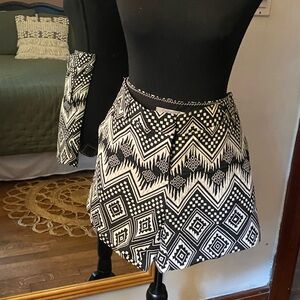 Graphic BW shorts…Dahlias true to size 10…14”L